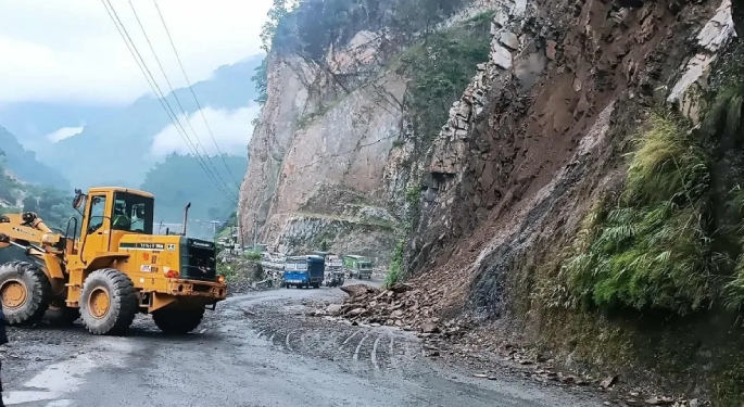 मुग्लिन–नारायणगढ सडक फेरि ठप्प, यात्रु अलपत्र