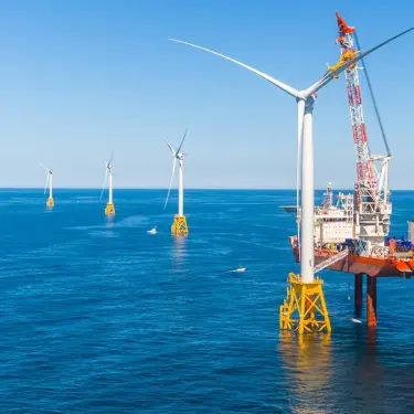 समुन्द्री हावाबाट उत्पादन हुने विद्युत् ऊर्जा अभावमा परेको न्यू इङ्गल्याण्डलाई बचाउने आशा गरिएको थियो। तर ट्रम्पले त्यो योजना बिथोले।